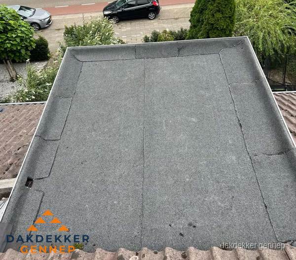 Nieuw aangebrachte bitumen dakbedekking op plat dak in Gennep Nieuw aangebrachte bitumen dakbedekking op plat dak in Gennep