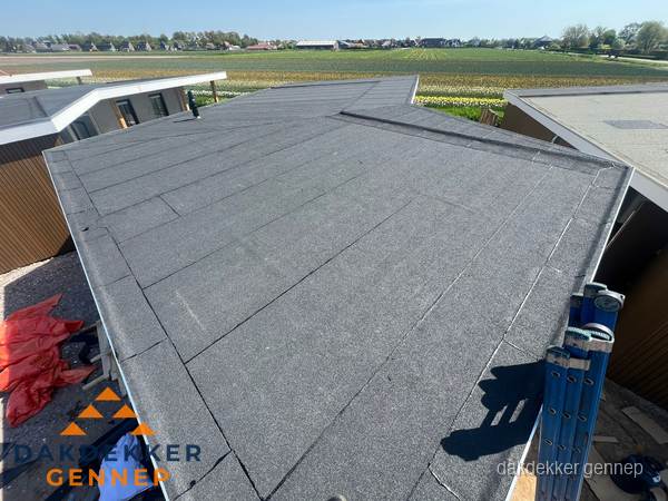 Nieuw bitumen plat dak met uitzicht over landschap in Gennep