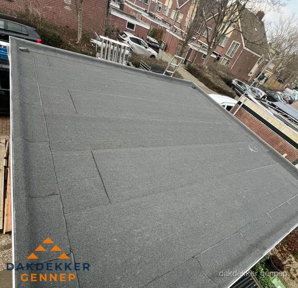 Nieuwe bitumen dakbedekking op plat dak van garage in Gennep Nieuwe bitumen dakbedekking op plat dak van garage in Gennep