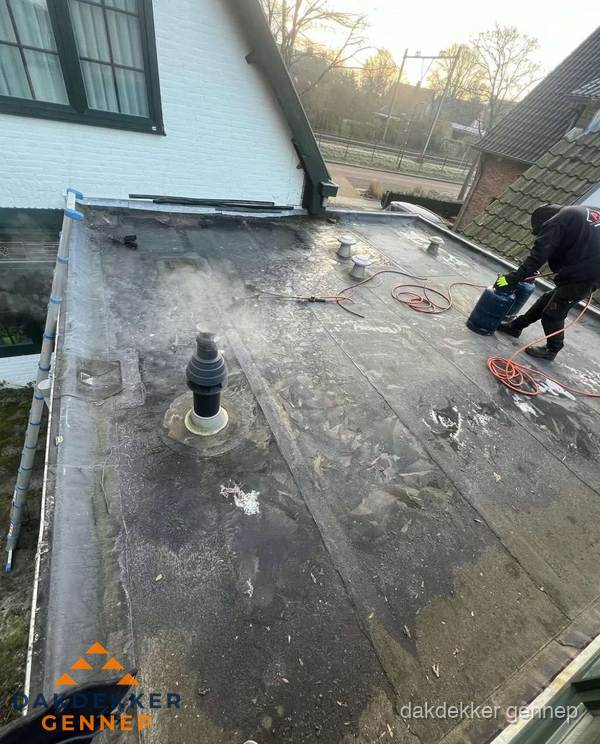 Dakdekker verhelpt daklekkage op plat dak in Gennep Dakdekker verhelpt daklekkage op plat dak in Gennep