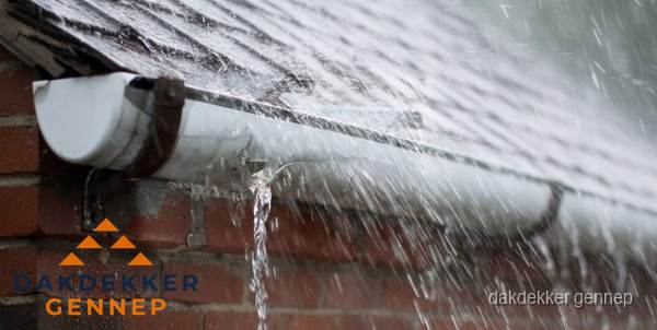 Lekkende dakgoot tijdens regenval in Gennep Lekkende dakgoot tijdens regenval in Gennep
