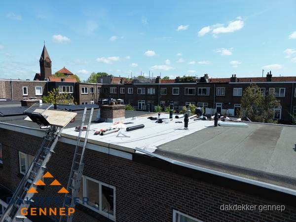 Dakdekkers aan het werk op plat dak in Gennep Dakdekkers aan het werk op plat dak in Gennep