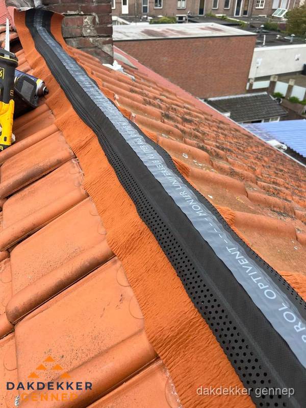 Nokventilatie installeren op hellend pannendak in Gennep Nokventilatie installeren op hellend pannendak in Gennep
