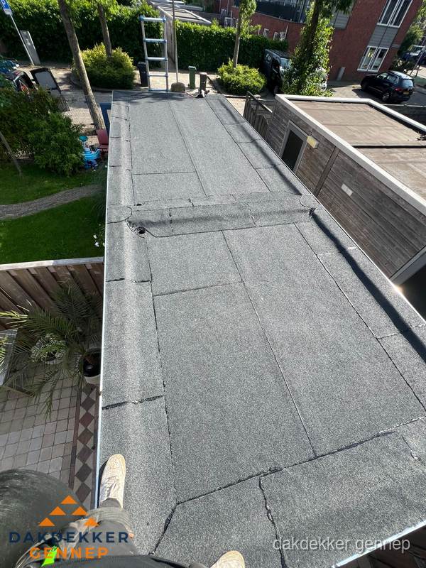 Bitumen plat dak rijtjeswoning vanuit dakdekker perspectief in Gennep Bitumen plat dak rijtjeswoning vanuit dakdekker perspectief in Gennep