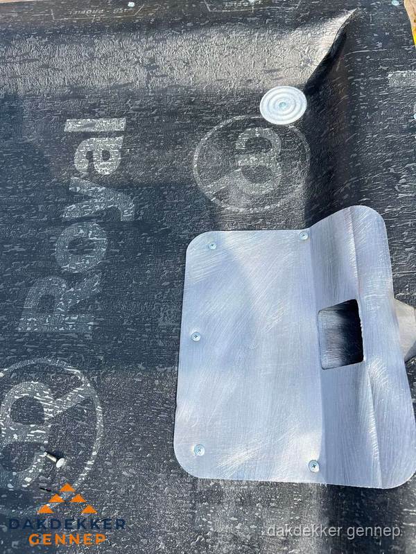 Dakdoorvoer met metalen afvoerplaat op bitumen dak in Gennep Dakdoorvoer met metalen afvoerplaat op bitumen dak in Gennep