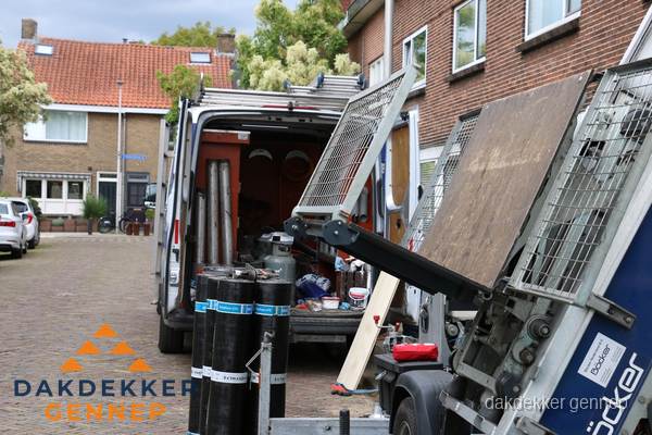 Dakdekkersbusje met materiaal en ladderlift voor dakpannen vervangen in Gennep