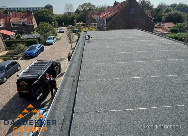 Nieuw bitumen plat dak met uitzicht over woonwijk in Gennep
