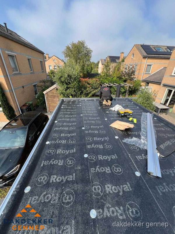 Nieuwe Royal bitumen dakbedekking op plat dak van aanbouw in Gennep Nieuwe Royal bitumen dakbedekking op plat dak van aanbouw in Gennep