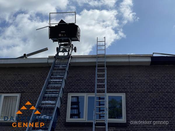 Ladderlift en ladder bij woning voor dakinspectie in Gennep Ladderlift en ladder bij woning voor dakinspectie in Gennep