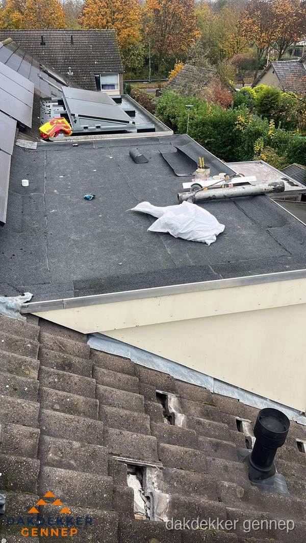 Beschadigde dakbedekking op plat dak voor reparatie in Gennep