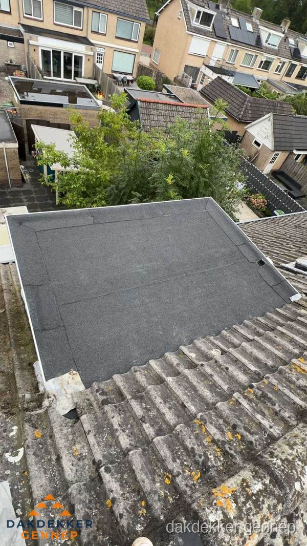 Plat dak aanbouw met bitumen dakbedekking in woonwijk Gennep Plat dak aanbouw met bitumen dakbedekking in woonwijk Gennep