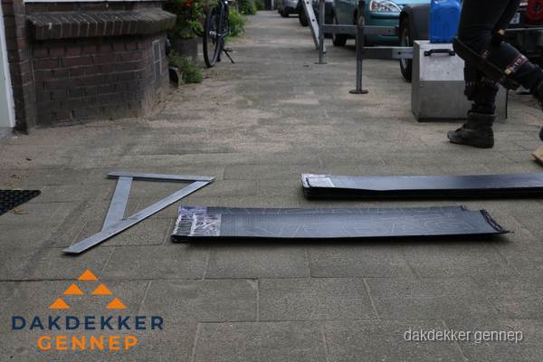 Dakbedekkingsmateriaal en zinkwerk klaargelegd voor reparatie in Gennep Dakbedekkingsmateriaal en zinkwerk klaargelegd voor reparatie in Gennep