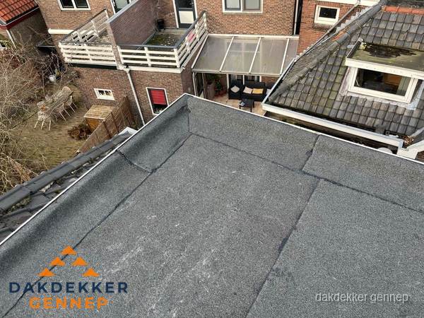 Overzicht plat dak met dakgoot in woonwijk Gennep Overzicht plat dak met dakgoot in woonwijk Gennep