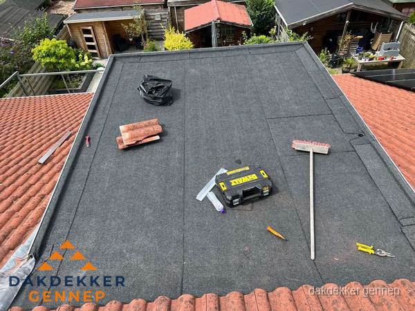 Gereedschap op nieuw plat dak na renovatie in Gennep