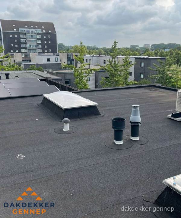 Groot plat dak met lichtkoepel en dakdoorvoeren in Gennep Groot plat dak met lichtkoepel en dakdoorvoeren in Gennep