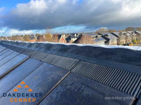 Dakisolatie bij de nok met ventilatieprofiel op schuin dak in Gennep Dakisolatie bij de nok met ventilatieprofiel op schuin dak in Gennep