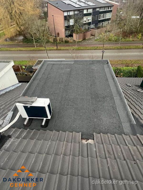 Plat dak inspectie met bitumen bedekking naast schuin pannendak in Gennep Plat dak inspectie met bitumen bedekking naast schuin pannendak in Gennep