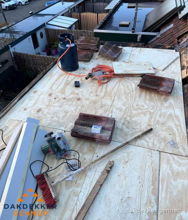 Dakreparatie werkzaamheden op plat dak met gereedschap in Gennep Dakreparatie werkzaamheden op plat dak met gereedschap in Gennep