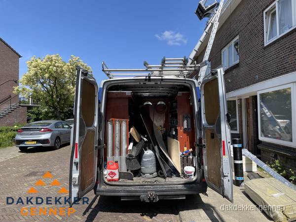 Spoed dakdekker bus met gereedschap en ladder bij woning in Gennep