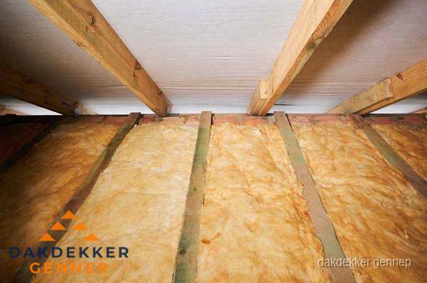 Dakisolatie met glaswol tussen dakspanten in Gennep