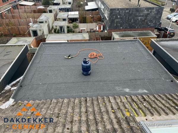 Plat dak met nieuwe bitumen dakbedekking en brandgereedschap in Gennep Plat dak met nieuwe bitumen dakbedekking en brandgereedschap in Gennep